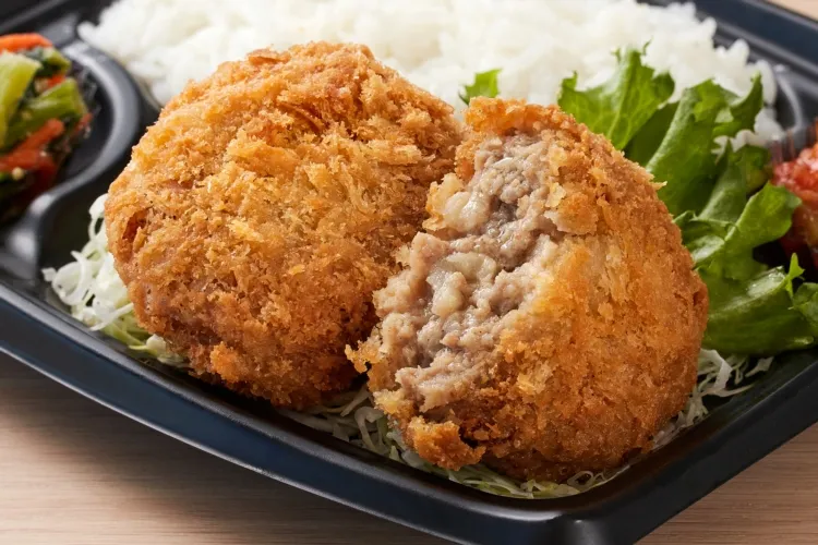 肉汁あふれるメンチカツ80 盛付画像1