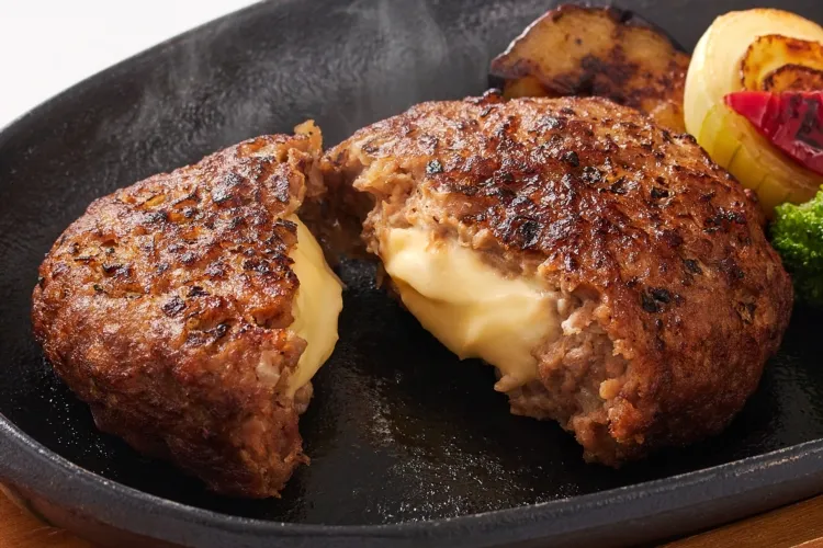 3種チーズの直火焼きハンバーグ 調理画像